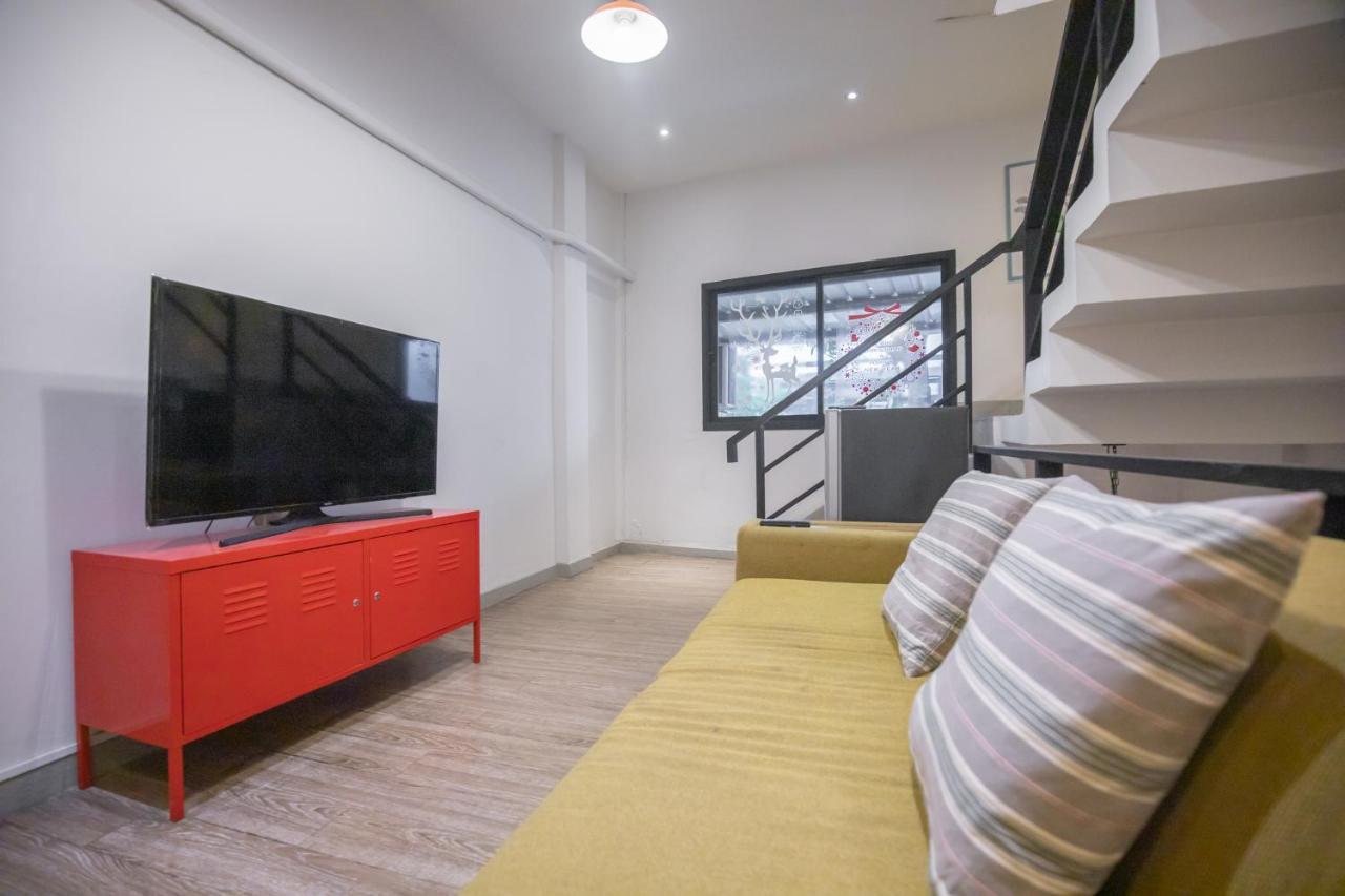 Folk Poshtel Silom Bed & Breakfast Bangkok Eksteriør bilde